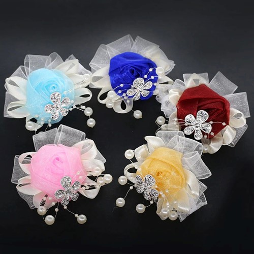 Luxe Polscorsage Rood Satijnroos met Broche en parels kant en klaar