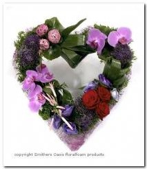 Steekschuim Oasis® Hart oase voor verse bloemen 22cm Met gietrand