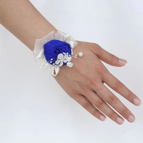 Luxe Polscorsage Koningsblauw Satijnroos met broche en parels kant en klaar