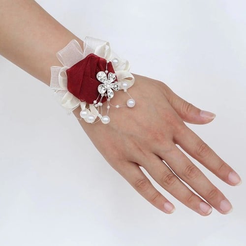 Luxe Polscorsage Rood Satijnroos met broche en parels kant en klaar