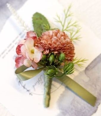 [A-024766] Luxe Corsage Roodbruin Groen met besjes no24 Boutonnière op pinclip met speld