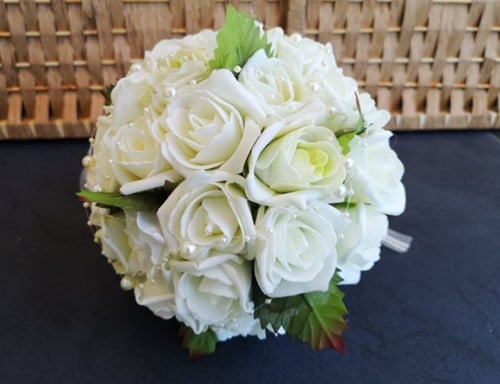 [A-013942] Bruidsboeket Maatwerk Manuela RoomWit en cremeGroen kunstbloemen blaadjes en parels